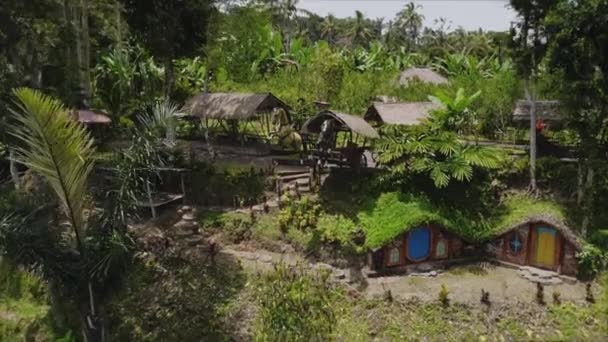 Drone Video Riprese Una Valle Verde Con Una Casa Piedi — Video Stock