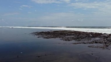 Mercan resifli ve büyük dalgalı deniz uçağı videosu.