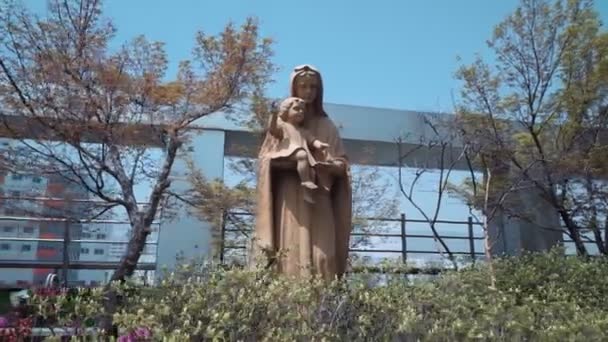 Estátua Mármore Uma Menina Religiosa Com Uma Criança Suas Mãos — Vídeo de Stock