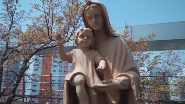 Ellerinde Bir Çocuk Kafasında Olan Dindar Bir Kızın Heykeli — Stok video