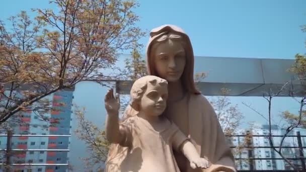 Estátua Mármore Uma Menina Religiosa Com Uma Criança Suas Mãos — Vídeo de Stock