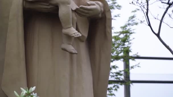 Мраморная Статуя Религиозной Девушки Ребенком Руках Плотью Голове — стоковое видео