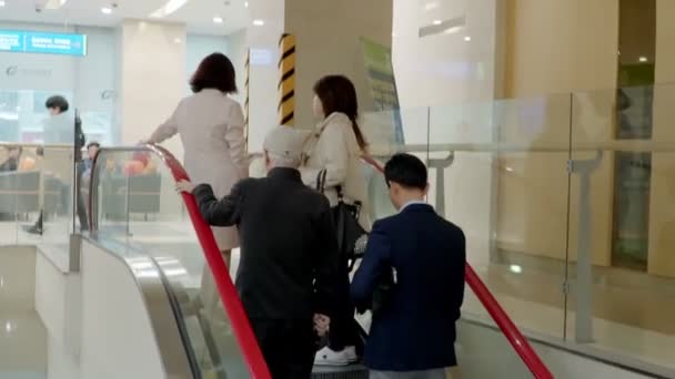ソウル 2019年5月22日 韓国の公共の場所でエスカレーターに背を向けて立っている人々のビデオ — ストック動画