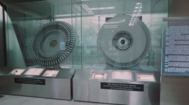 SEOUL, Güney Kore - 22 Mayıs 2019: Manyetik direnç tomografisi cam ve mıknatıslarla patlatıldı