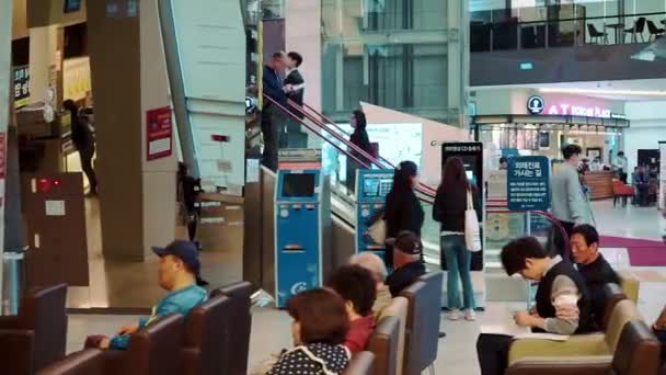 ソウル 2019年5月22日 韓国の公共の場所でエスカレーターに背を向けて立っている人々のビデオ — ストック動画