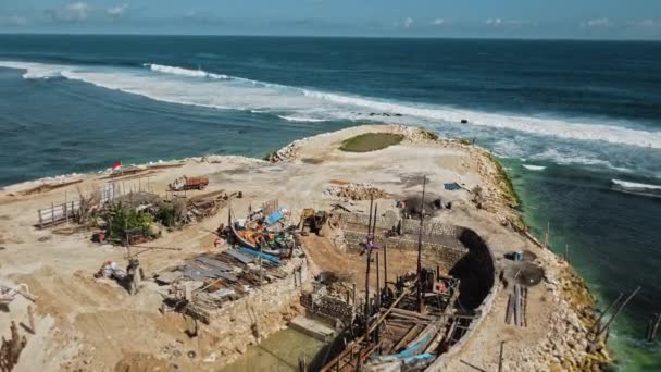 Video Del Dron Construcción Barco Madera Muelle Arena Junto Mar — Vídeos de Stock