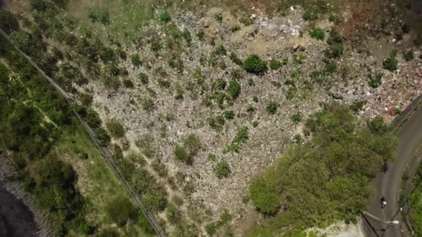 无人机森林的录像 地面上有大量塑料碎片和保护膜 — 图库视频影像