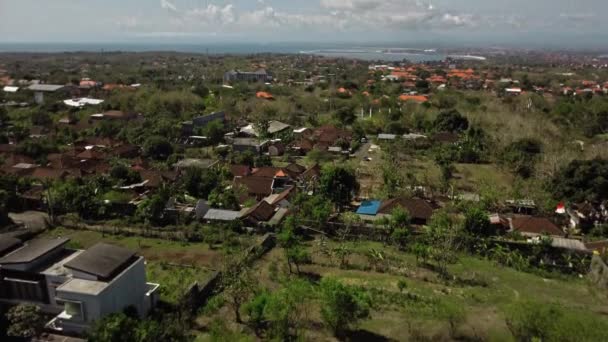 Video Dronu Města Rytmu Domy Červenými Střechami Zeleným Lesem Modrou — Stock video