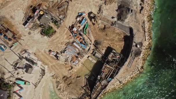 Wideo Drona Budowy Drewnianej Łodzi Piaszczystym Molo Nad Morzem Niebieską — Wideo stockowe
