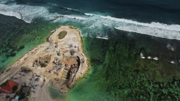 Deniz Kenarındaki Kumlu Bir Rıhtımda Mavi Suyu Olan Ahşap Bir — Stok video
