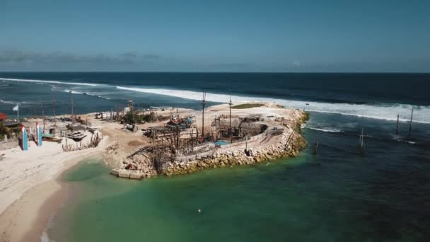 Vídeo Drone Construção Barco Madeira Cais Arenoso Junto Mar Com — Vídeo de Stock