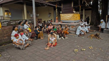 Desa Munggu, Mengwi, Kabupaten Badung, Bali, Endonezya - 26 Eylül 2020: Endonezya 'da maskeli insanlar ve çocukların olduğu küçük bir köy