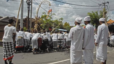Desa Munggu, Mengwi, Kabupaten Badung, Bali, Endonezya - 26 Eylül 2020: Tören Mekotek. Mekotek, Hindular tarafından yüzyıllardır Bali 'de ilan edilen bir miras. Erkeklerin tuttuğu uzun sopalı bir ayin..