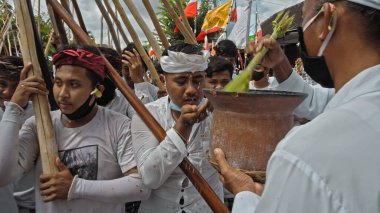 Desa Munggu, Mengwi, Kabupaten Badung, Bali, Endonezya - 26 Eylül 2020: Tören Mekotek. Mekotek, Hindular tarafından yüzyıllardır Bali 'de ilan edilen bir miras. Erkeklerin tuttuğu uzun sopalı bir ayin..