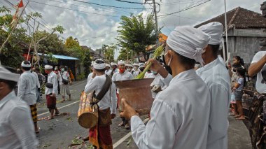 Desa Munggu, Mengwi, Kabupaten Badung, Bali, Endonezya - 26 Eylül 2020: Tören Mekotek. Mekotek, Hindular tarafından yüzyıllardır Bali 'de ilan edilen bir miras. Erkeklerin tuttuğu uzun sopalı bir ayin..