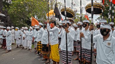Desa Munggu, Mengwi, Kabupaten Badung, Bali, Endonezya - 26 Eylül 2020: Tören Mekotek. Mekotek, Hindular tarafından yüzyıllardır Bali 'de ilan edilen bir miras. Erkeklerin tuttuğu uzun sopalı bir ayin..