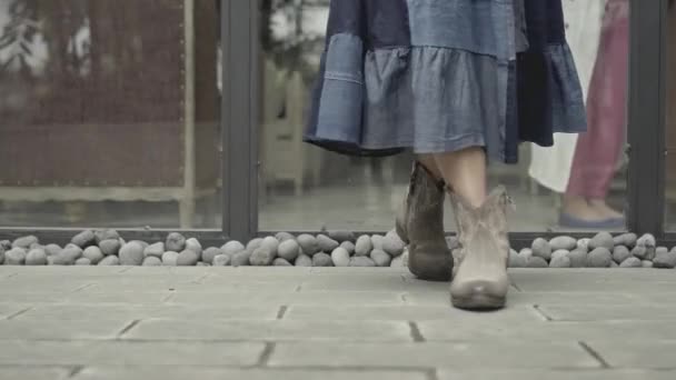 春の青いドレスを着た若い女の子の足は 道路に沿って石のPliteからレイアウト歩く — ストック動画