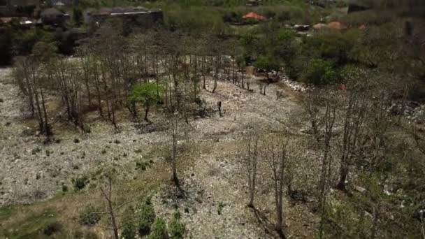 Wideo Lasów Dronów Mnóstwem Plastikowych Szczątków Masek Ochronnych Leżących Ziemi — Wideo stockowe