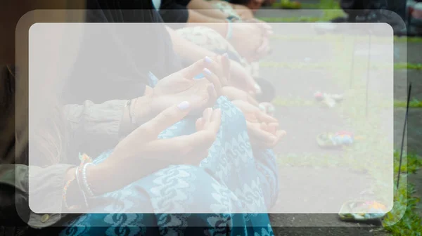 在印度尼西亚的一个仪式上 人们手握莲花摆出姿势 用芬芳的木棍和透明窗户上插着花的篮子 — 图库照片