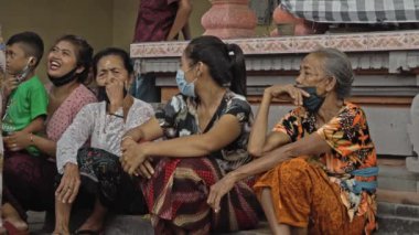Desa Munggu, Mengwi, Kabupaten Badung, Bali, Endonezya - 26 Eylül 2020: Endonezya 'da maskeli yaşlı insanların yaşadığı küçük bir köy