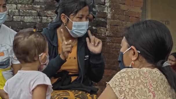 เมงว บาหล นโดน นยายน 2020 านเล กๆในอ นโดน คนสวมหน ากากและเด — วีดีโอสต็อก