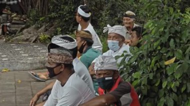 Desa Munggu, Mengwi, Kabupaten Badung, Bali, Endonezya - 26 Eylül 2020: Endonezya 'da maskeli yaşlı insanların yaşadığı küçük bir köy