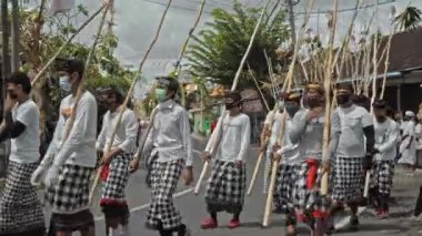 Desa Munggu, Mengwi, Kabupaten Badung, Bali, Endonezya - 26 Eylül 2020: Tören Mekotek. Mekotek, Hindular tarafından yüzyıllardır Bali 'de ilan edilen bir miras. Erkeklerin tuttuğu uzun sopalı bir ayin..