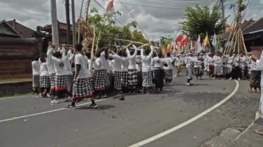 Desa Munggu, Mengwi, Kabupaten Badung, Bali, Endonezya - 26 Eylül 2020: Tören Mekotek. Mekotek, Hindular tarafından yüzyıllardır Bali 'de ilan edilen bir miras. Erkeklerin tuttuğu uzun sopalı bir ayin..