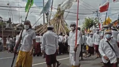 Desa Munggu, Mengwi, Kabupaten Badung, Bali, Endonezya - 26 Eylül 2020: Tören Mekotek. Mekotek, Hindular tarafından yüzyıllardır Bali 'de ilan edilen bir miras. Erkeklerin tuttuğu uzun sopalı bir ayin..