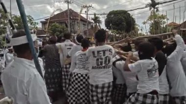 Desa Munggu, Mengwi, Kabupaten Badung, Bali, Endonezya - 26 Eylül 2020: Tören Mekotek. Mekotek, Hindular tarafından yüzyıllardır Bali 'de ilan edilen bir miras. Erkeklerin tuttuğu uzun sopalı bir ayin..