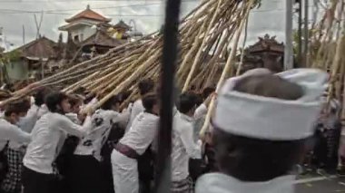 Desa Munggu, Mengwi, Kabupaten Badung, Bali, Endonezya - 26 Eylül 2020: Tören Mekotek. Mekotek, Hindular tarafından yüzyıllardır Bali 'de ilan edilen bir miras. Erkeklerin tuttuğu uzun sopalı bir ayin..