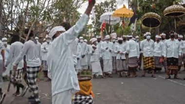 Desa Munggu, Mengwi, Kabupaten Badung, Bali, Endonezya - 26 Eylül 2020: Tören Mekotek. Mekotek, Hindular tarafından yüzyıllardır Bali 'de ilan edilen bir miras. Erkeklerin tuttuğu uzun sopalı bir ayin..