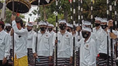 Desa Munggu, Mengwi, Kabupaten Badung, Bali, Endonezya - 26 Eylül 2020: Tören Mekotek. Mekotek, Hindular tarafından yüzyıllardır Bali 'de ilan edilen bir miras. Erkeklerin tuttuğu uzun sopalı bir ayin..