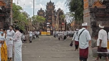 Desa Munggu, Mengwi, Kabupaten Badung, Bali, Endonezya - 26 Eylül 2020: Tören Mekotek. Mekotek, Hindular tarafından yüzyıllardır Bali 'de ilan edilen bir miras. Erkeklerin tuttuğu uzun sopalı bir ayin..