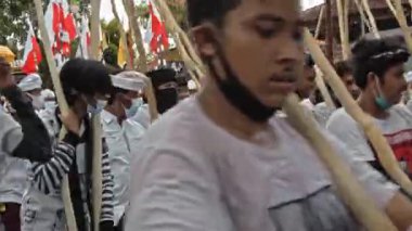 Desa Munggu, Mengwi, Kabupaten Badung, Bali, Endonezya - 26 Eylül 2020: Tören Mekotek. Mekotek, Hindular tarafından yüzyıllardır Bali 'de ilan edilen bir miras. Erkeklerin tuttuğu uzun sopalı bir ayin..