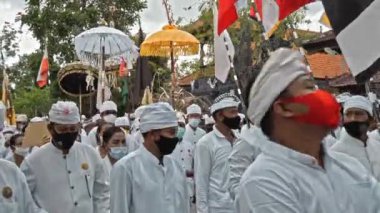 Desa Munggu, Mengwi, Kabupaten Badung, Bali, Endonezya - 26 Eylül 2020: Tören Mekotek. Mekotek, Hindular tarafından yüzyıllardır Bali 'de ilan edilen bir miras. Erkeklerin tuttuğu uzun sopalı bir ayin..