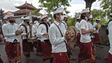 Desa Munggu, Mengwi, Kabupaten Badung, Bali, Endonezya - 26 Eylül 2020: Tören Mekotek. Mekotek, Hindular tarafından yüzyıllardır Bali 'de ilan edilen bir miras. Geleneksel müzisyenlerle yapılan bir ayin.