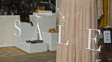 Mağazanın cam penceresinde yazıt satışıyla birlikte beyaz metin