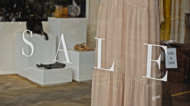 Mağazanın cam penceresinde yazıt satışıyla birlikte beyaz metin