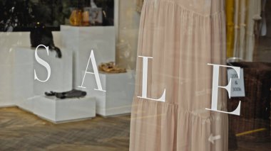 Mağazanın cam penceresinde yazıt satışıyla birlikte beyaz metin