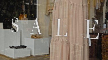 Mağazanın cam penceresinde yazıt satışıyla birlikte beyaz metin