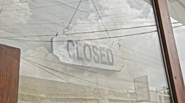 Znak Wiszący Drzwiach Instytucji Szklanym Oknem Zamkniętym Napisem — Zdjęcie stockowe