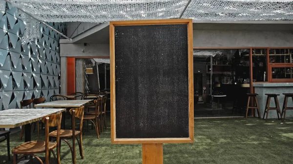 Black Empty Old Chalk Board Standing Indoors Green Lawn — Stock Photo, Image