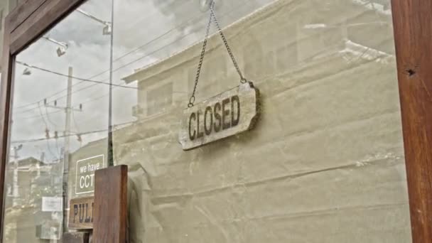Znak Wiszący Drzwiach Instytucji Szklanym Oknem Zamkniętym Napisem — Wideo stockowe