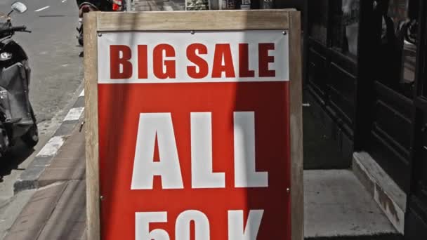 Witte Tekst Een Rood Bord Met Inscriptie Big Sale — Stockvideo