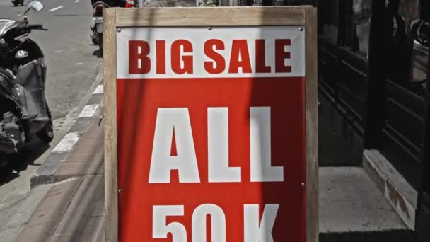 Witte Tekst Een Rood Bord Met Inscriptie Big Sale — Stockvideo