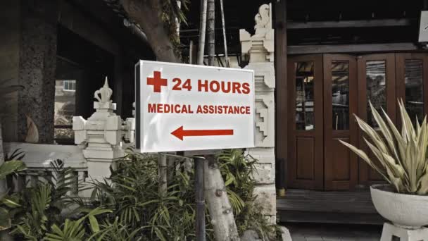 路标白色指示灯 24小时医疗救助 — 图库视频影像