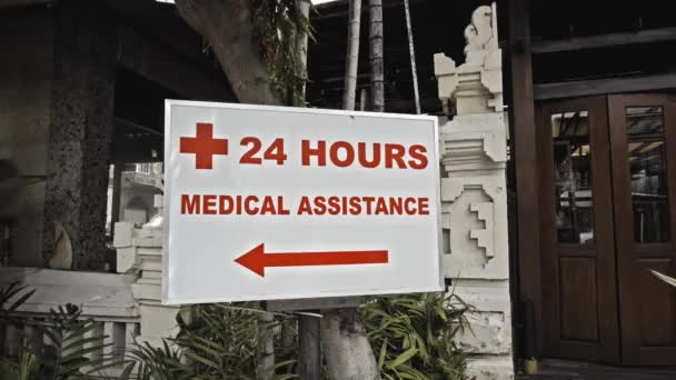 Уличный Знак Белый Индикатор Надписью Часа Медицинской Помощи — стоковое видео