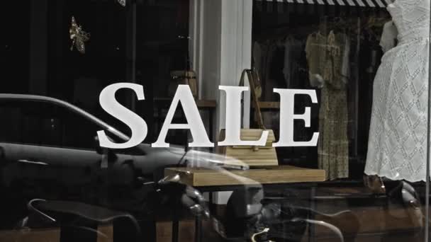 Vit Text Glasfönstret Butiken Med Inskription Försäljning — Stockvideo