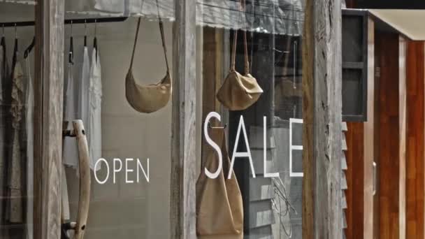 Vit Text Glasfönstret Butiken Med Inskription Försäljning — Stockvideo